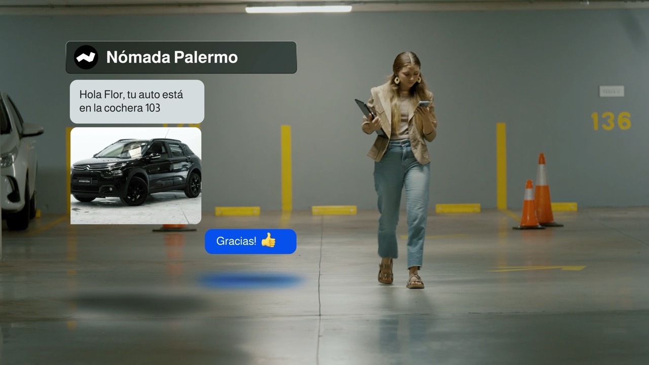 Notificaciones animadas sobre una chica en un estacionamiento