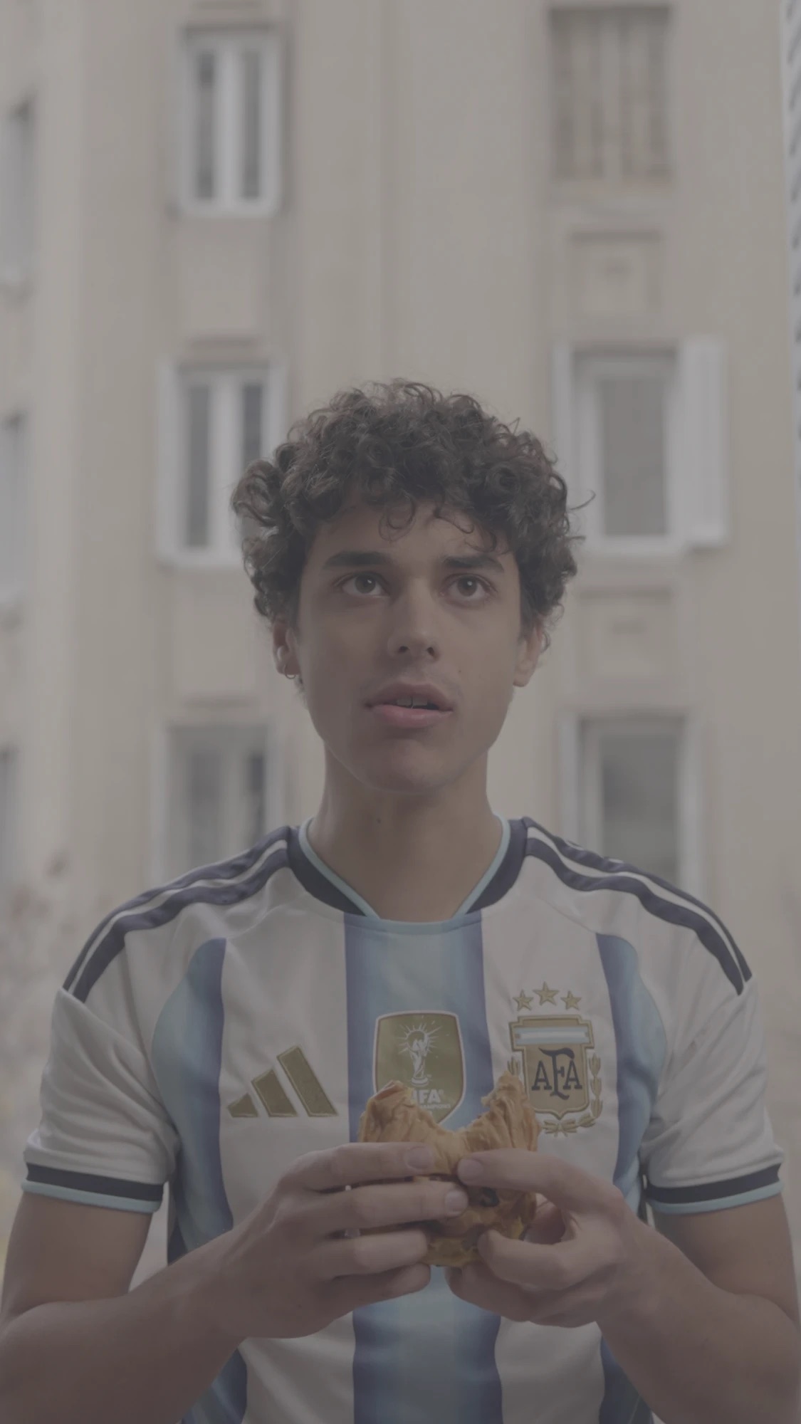 El mismo plano antes del color grading, en LOG