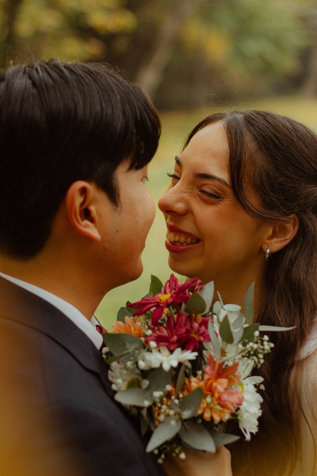 Chi Hun and Ludmila face to face, the bouquet between them