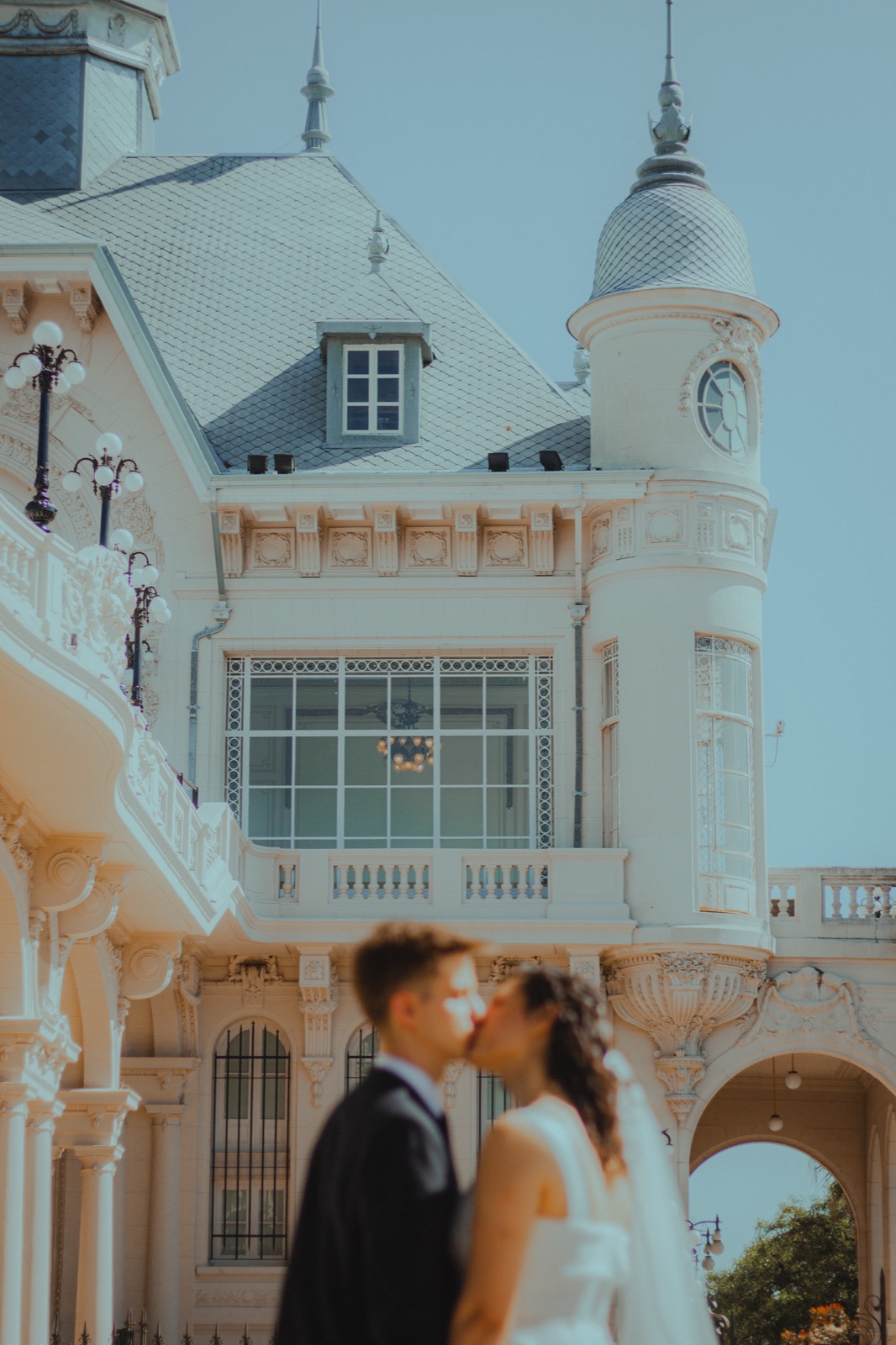 The couple in front of a castle facade