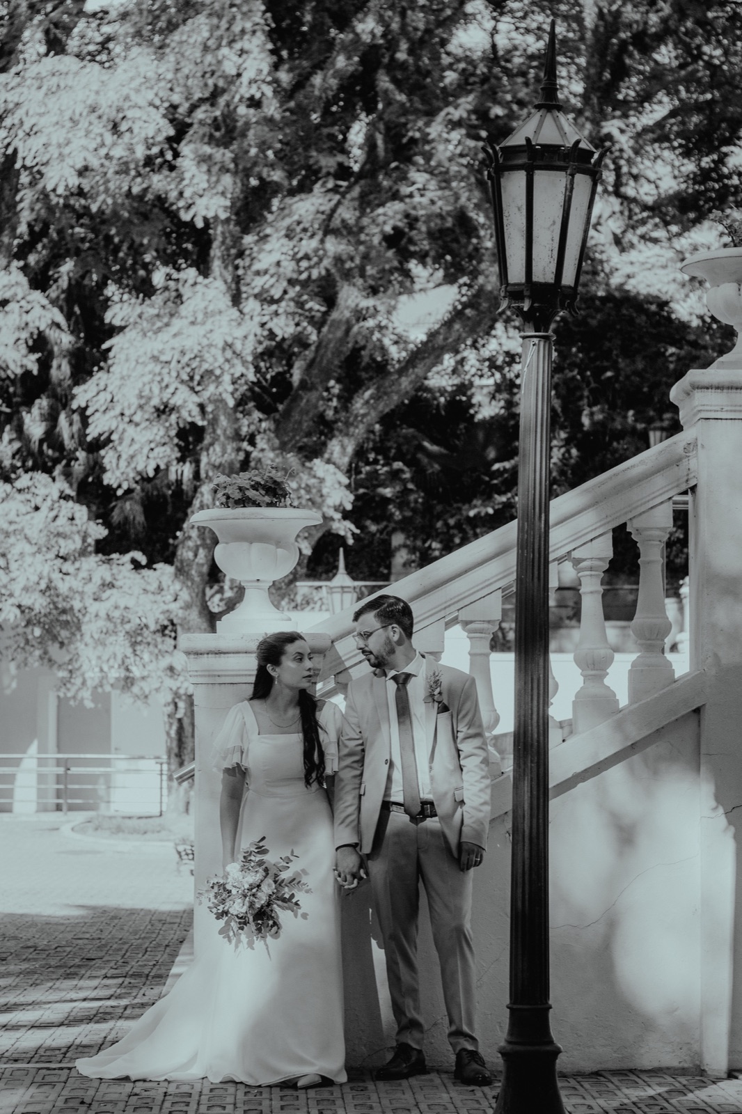 Marcos and Abril by a lamppost, in black and white
