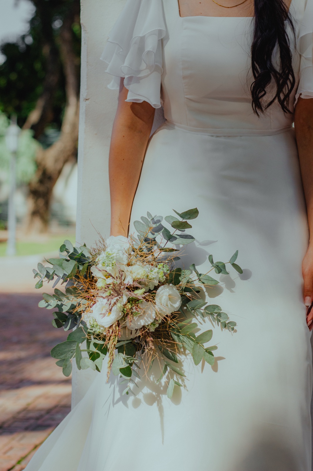 Abril's bouquet against her dress