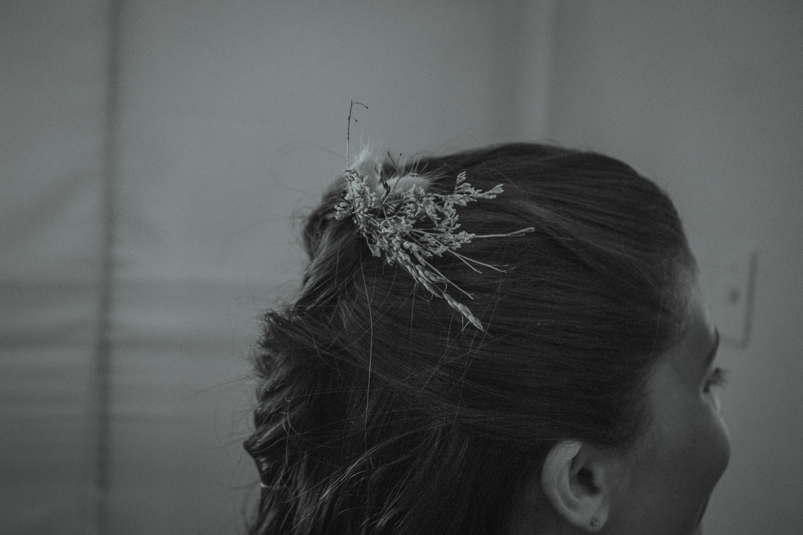 The flower hairpiece in Abril's hair