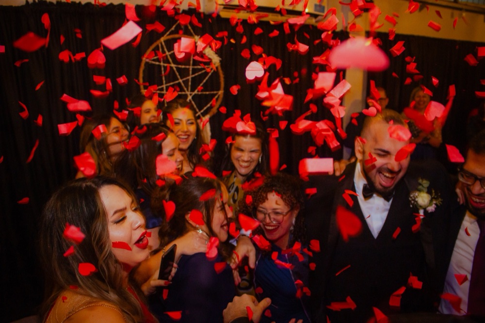 Lluvia de papelitos rojos sobre la pista de baile