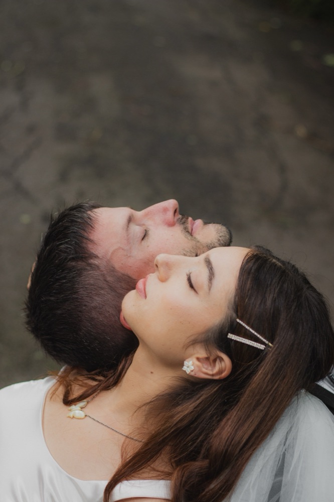 Paco y Mica recostados cabeza con cabeza, con los ojos cerrados
