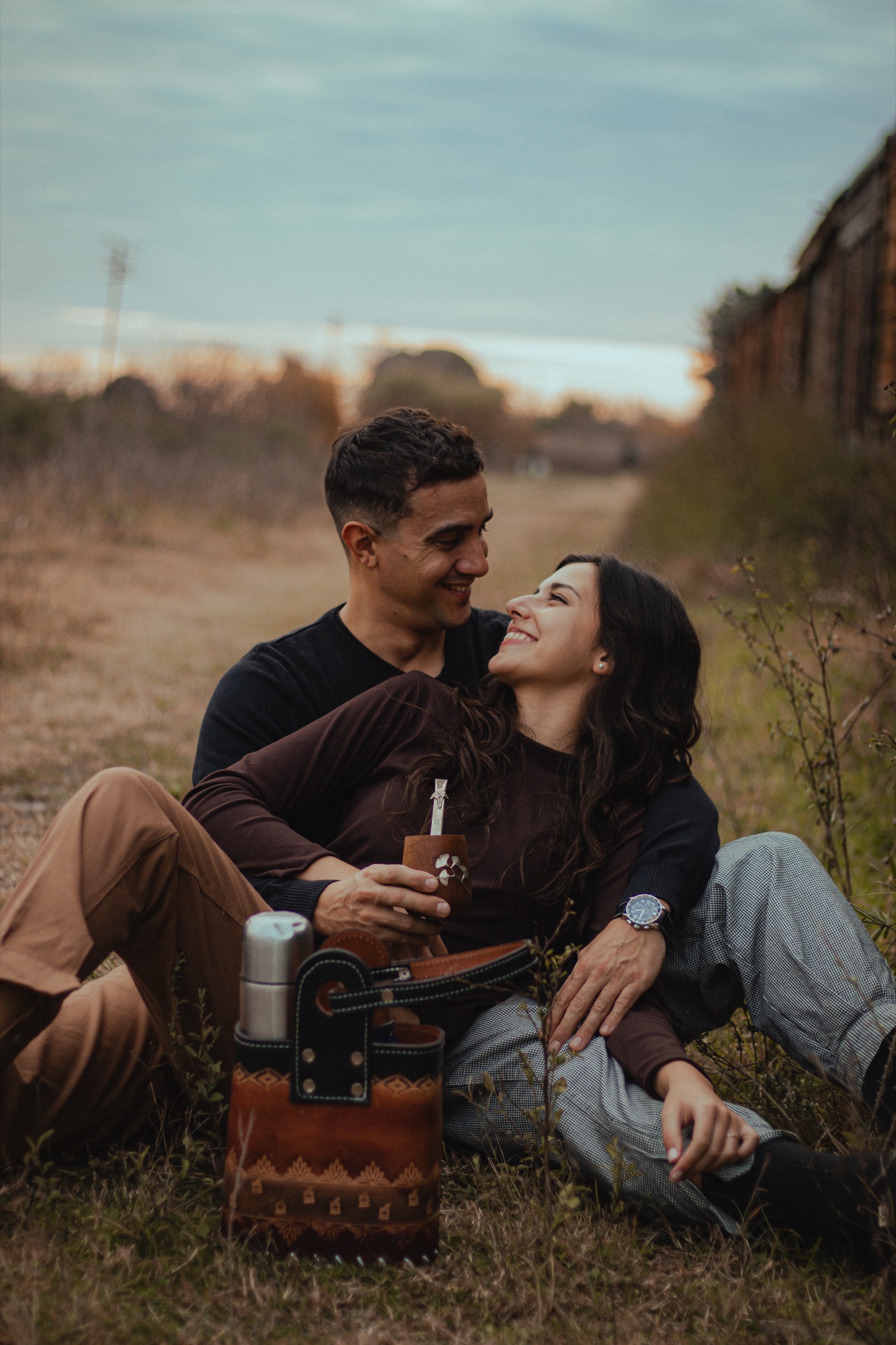 Pareja compartiendo un mate durante la preboda