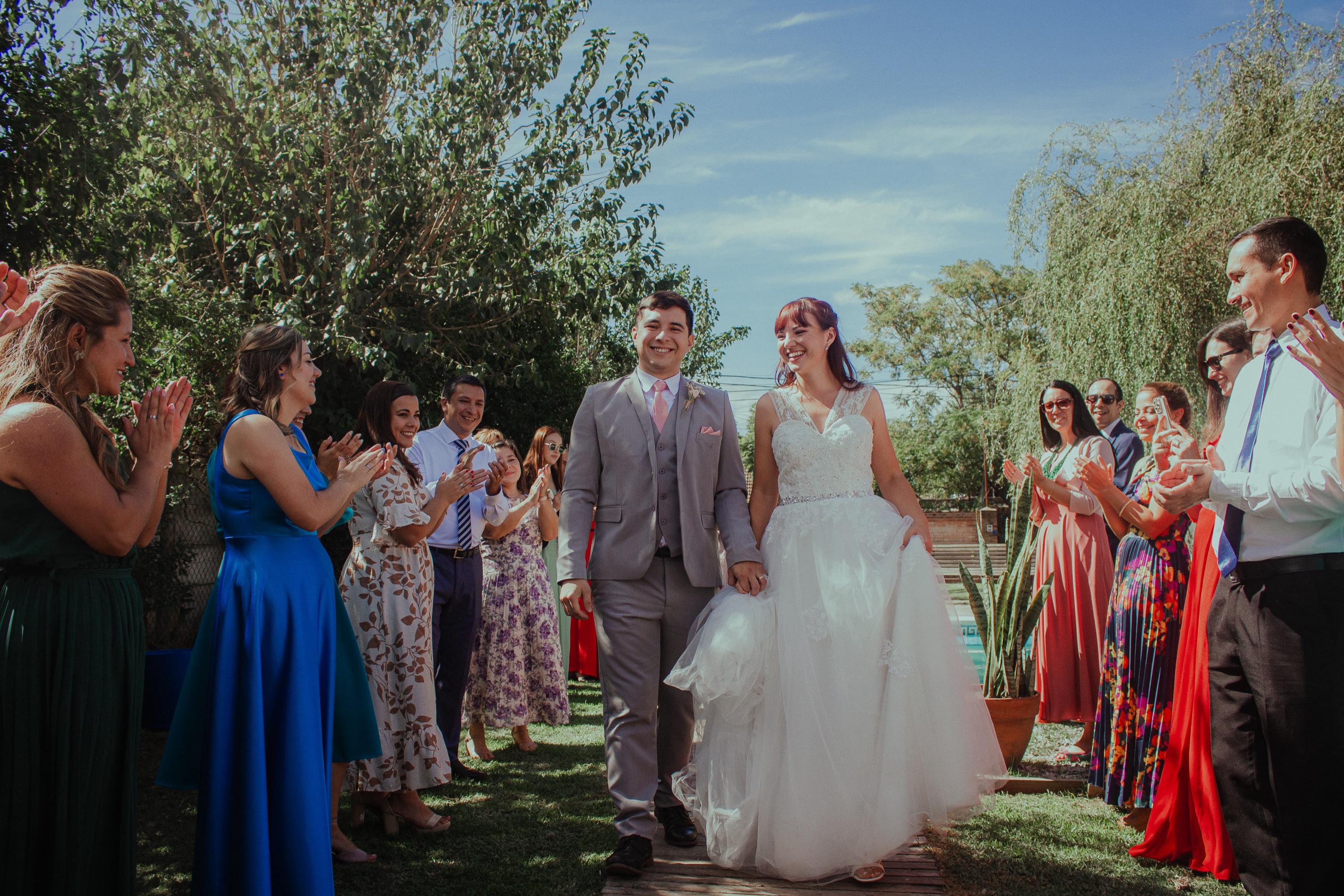 Los novios salen de la ceremonia entre aplausos de sus invitados
