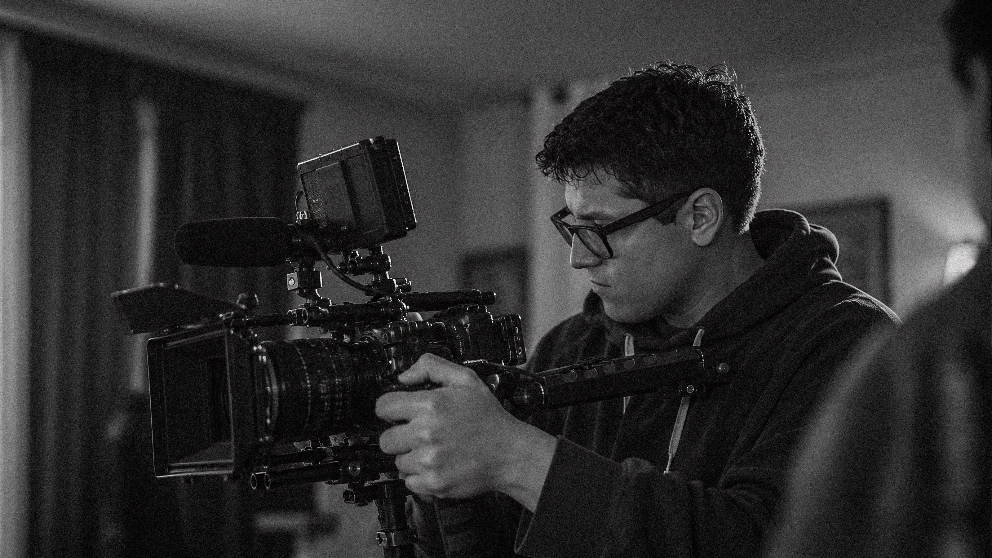 Kevin Bahamondez operando una cámara de cine en set